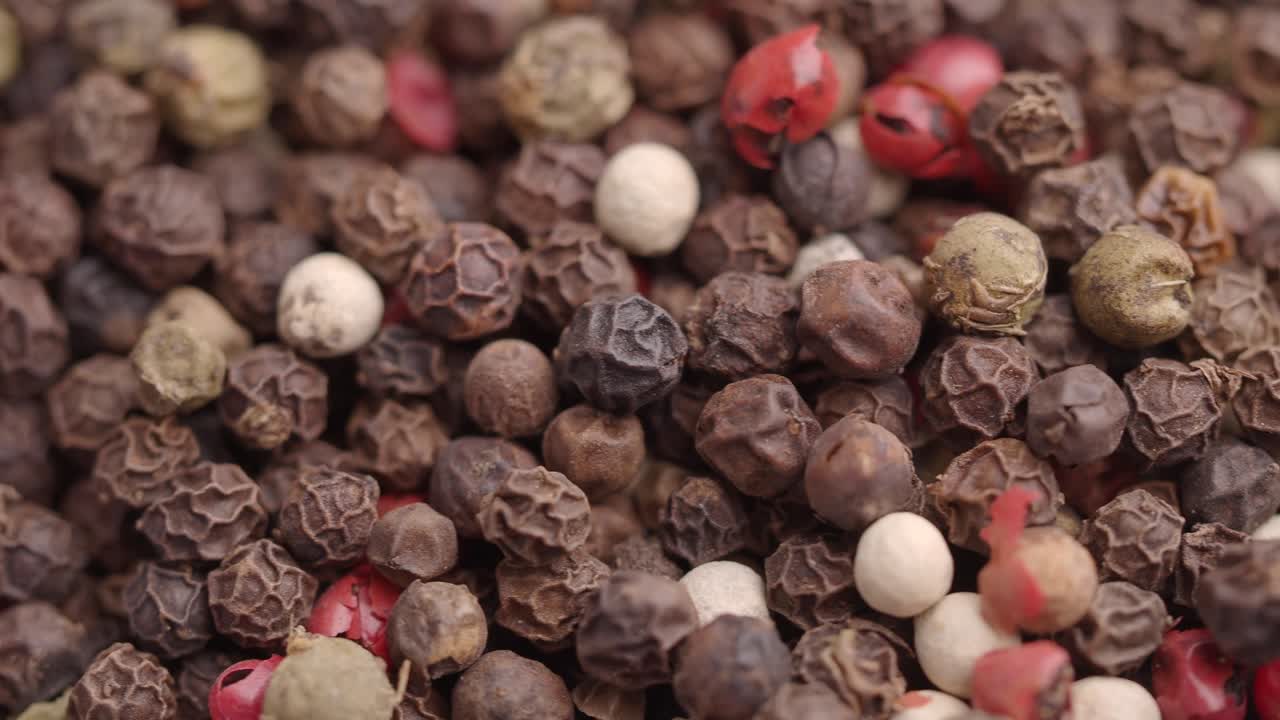 Granos de pimienta surtidos en un cuenco colorido