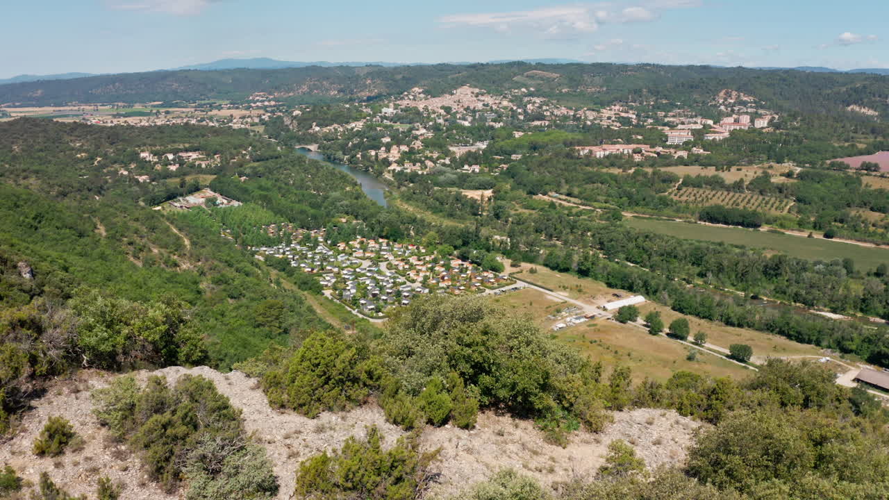 acampando a lo largo del río verdon tiro aéreo francia provenza día soleado