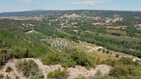 Acampar-A-Lo-Largo-Del-Río-Verdon-Toma-Aérea-Francia-Provenza-Día-Soleado