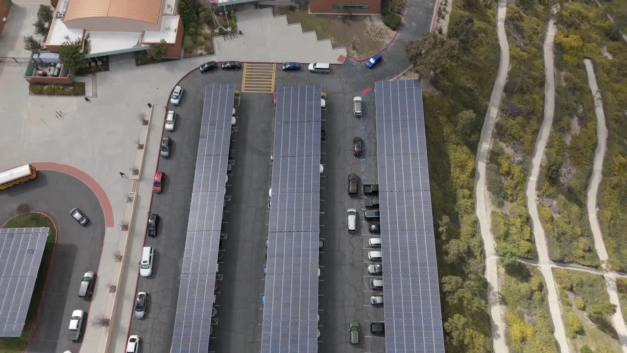 Panele słoneczne na konstrukcji w szkole. Źródło odnawialnej i czystej energii, ujęcie z lotu ptaka