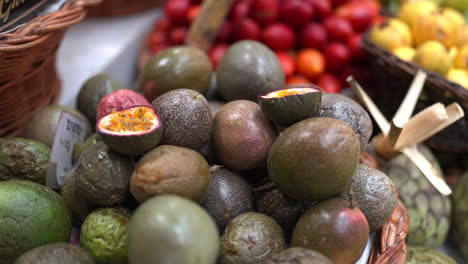 exhibición de frutas de la pasión en un mercado