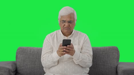 Anciano-Indio-Enojado-Charlando-Con-Alguien-En-La-Pantalla-Verde-Del-Teléfono