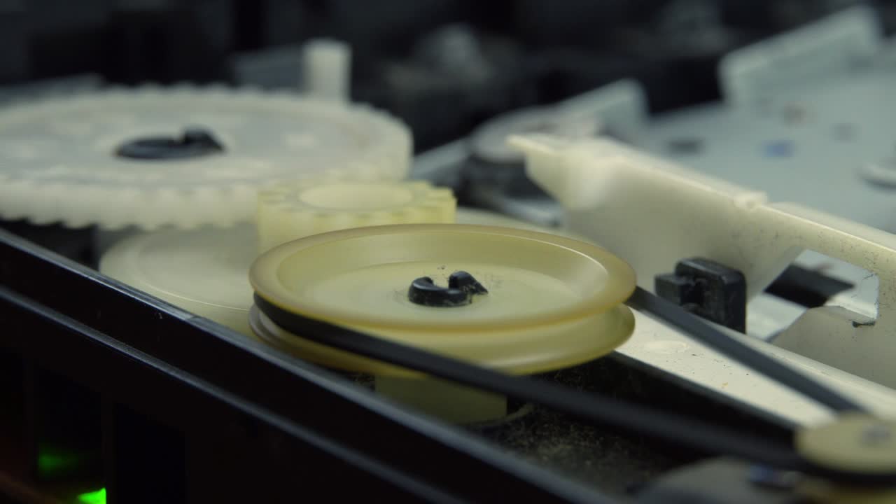 기어 플라스틱 바를 가진 메커니즘. 회전 기어. 클로즈업