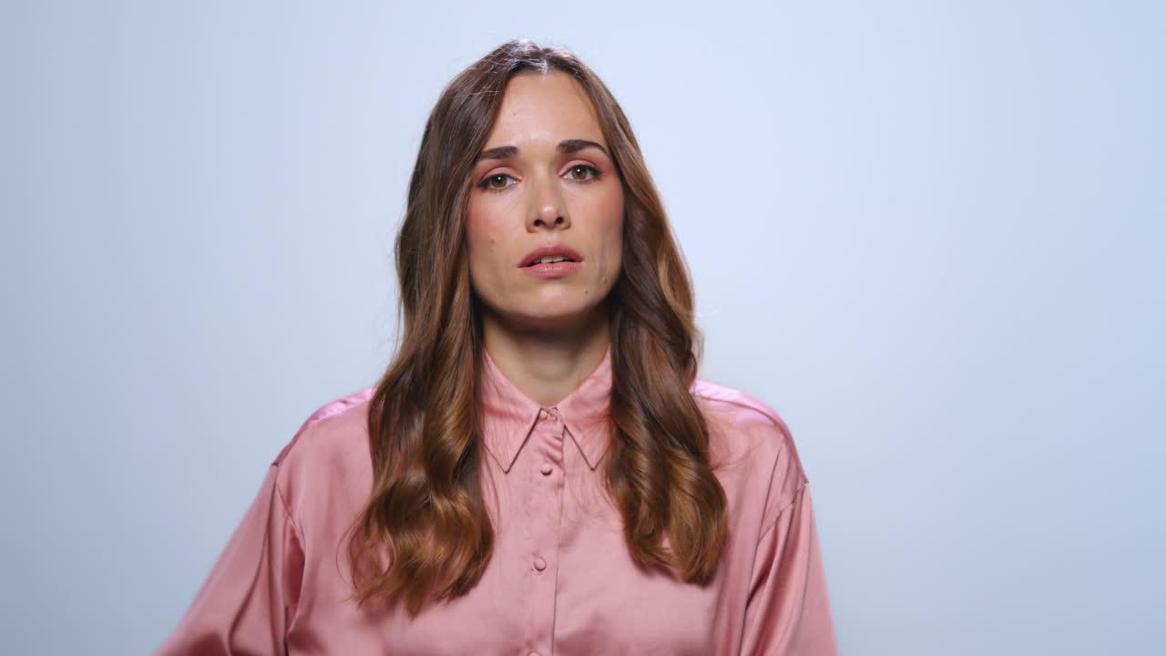 una mujer de negocios cansada con dolor de cabeza. una mujer molesta tocando la cabeza con la mano.