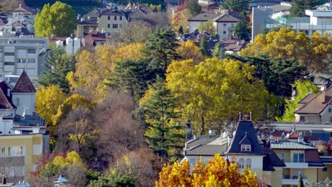 meran en un día soleado pero ventoso de otoño