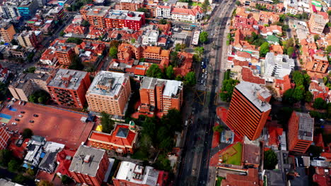 fotografía aérea de la ciudad de bogotá en colombia, una de las más grandes de américa del sur