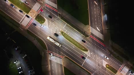 Der-Aufsteigende-Drohnenschuss-Zeigt-Eine-Spektakuläre-Hochstraße-Und-Die-Konvergenz-Von-Straßen,-Brücken,-Viadukten-Bei-Nacht,-Transport--Und-Infrastrukturentwicklung