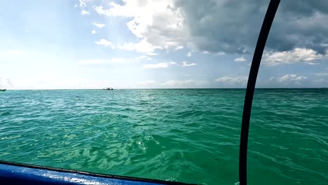 navegando a bordo de un bote a motor en la isla mnemba, zanzíbar, tanzania