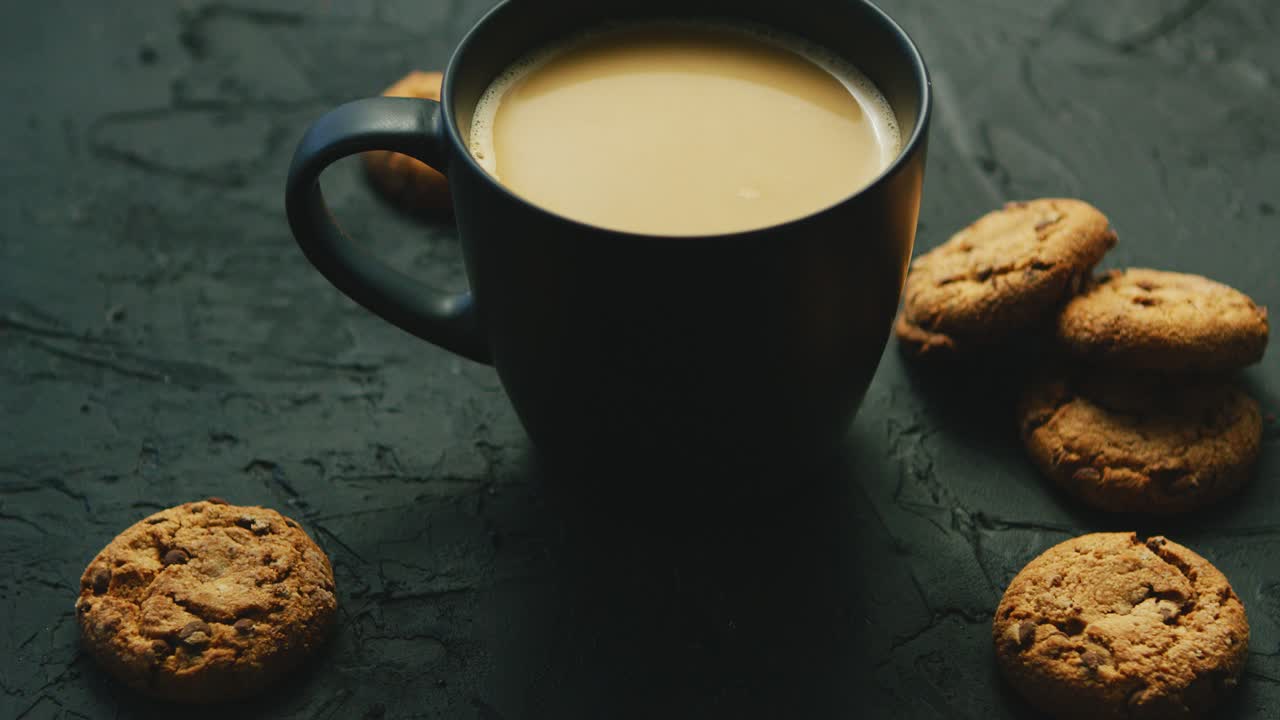 taza de cacao y galletas
