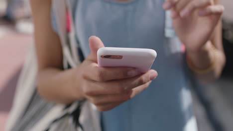 Primer-Plano-De-Manos-De-Mujer-Usando-Teléfonos-Inteligentes-Enviando-Mensajes-De-Texto-A-Las-Redes-Sociales