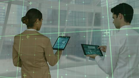 animación del procesamiento de datos sobre hombres y mujeres de negocios que usan tabletas