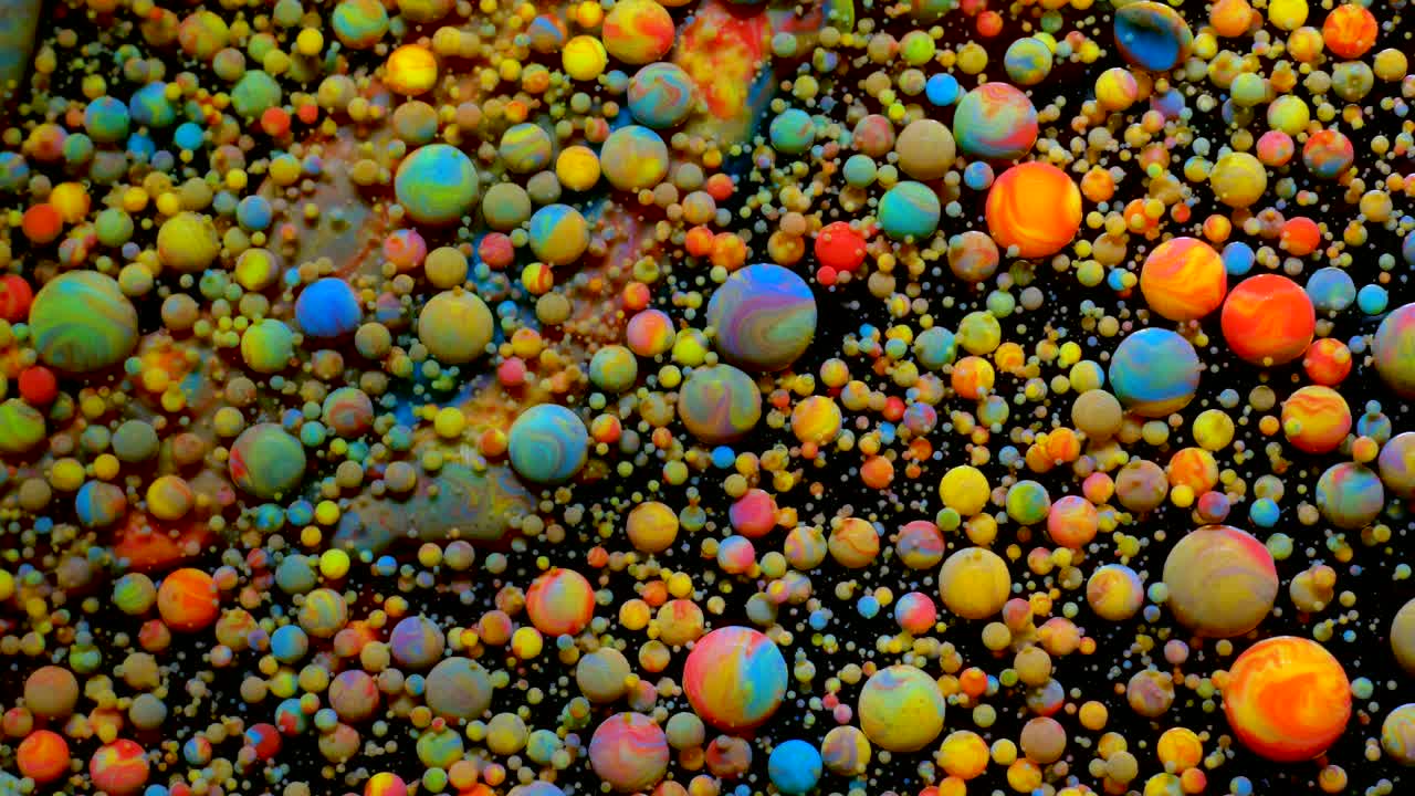 movimiento lento colores brillantes burbujas de aceite hermosa superficie de pintura color universo movimiento de primer plano multicolor. pintura acrílica. superficie fantástica. abstracto pintura colorida estructura fantástica burbujas coloridas