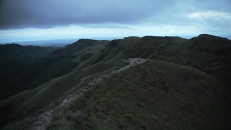 la cresta de una montaña en panamá en un día nublado