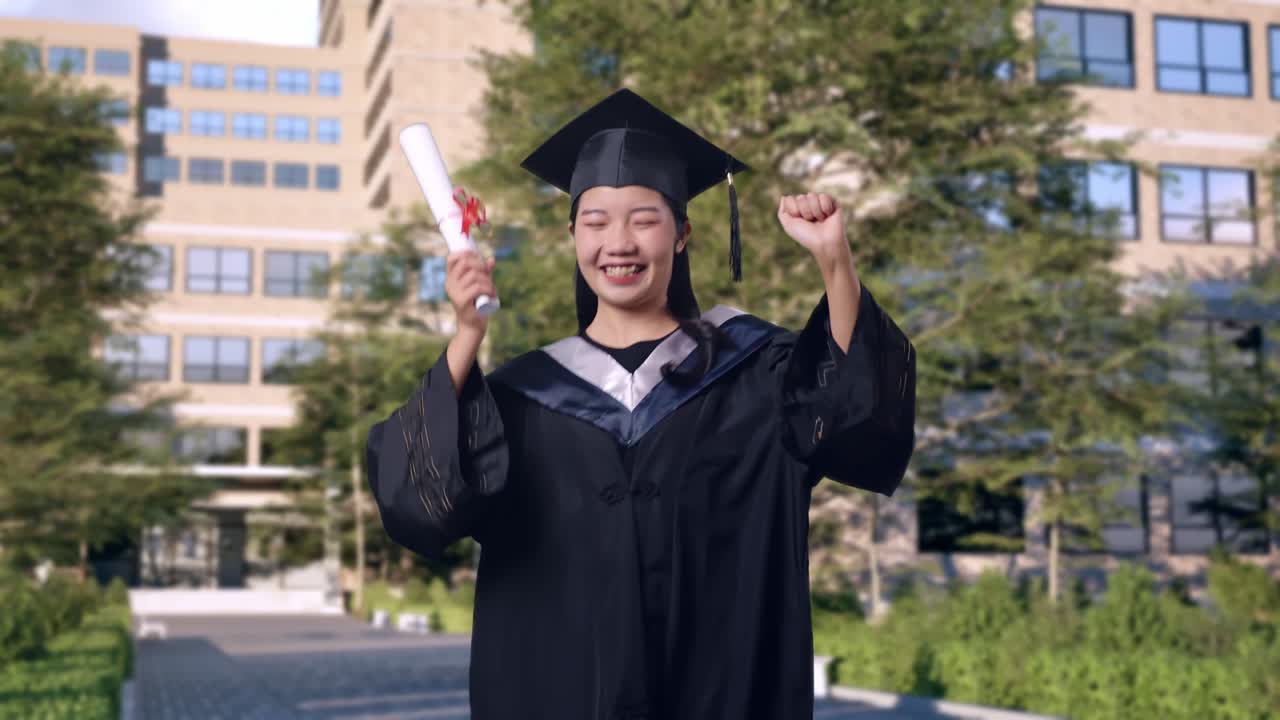 graduado emocionado celebrando la graduación