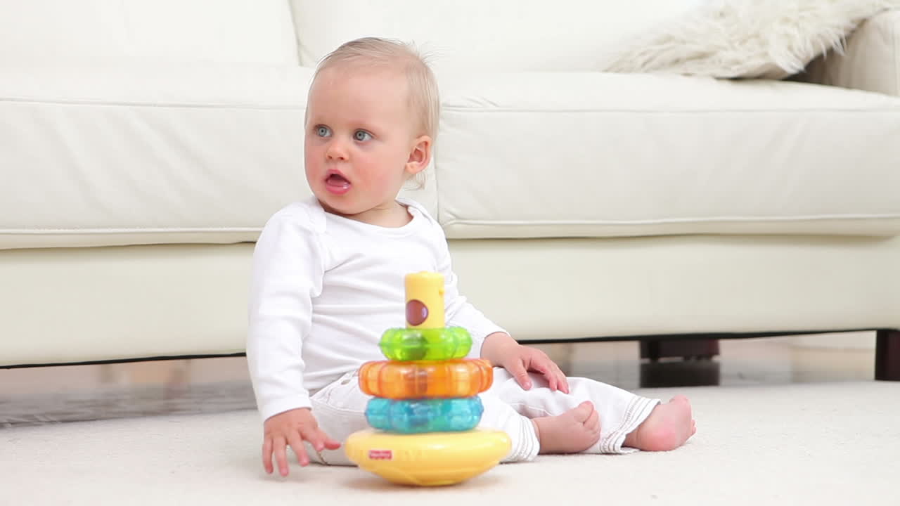 赤ちゃんが座っておもちゃで遊んでいる