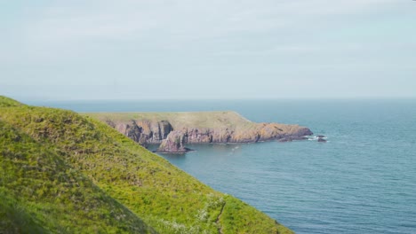 Promontorio-Herboso-Del-Acantilado-De-La-Bahía-Del-Mar-Del-Refugio-Del-Castillo-En-Escocia