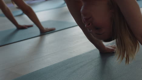 Clase-De-Yoga-De-Mujeres-Sanas-Practicando-Pose-De-Estocada-Baja-En-El-Gimnasio-Al-Amanecer-Disfrutando-Del-Ejercicio-Temprano-En-La-Mañana