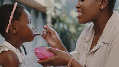 Breakfast,-mother-and-child-eating-porridge