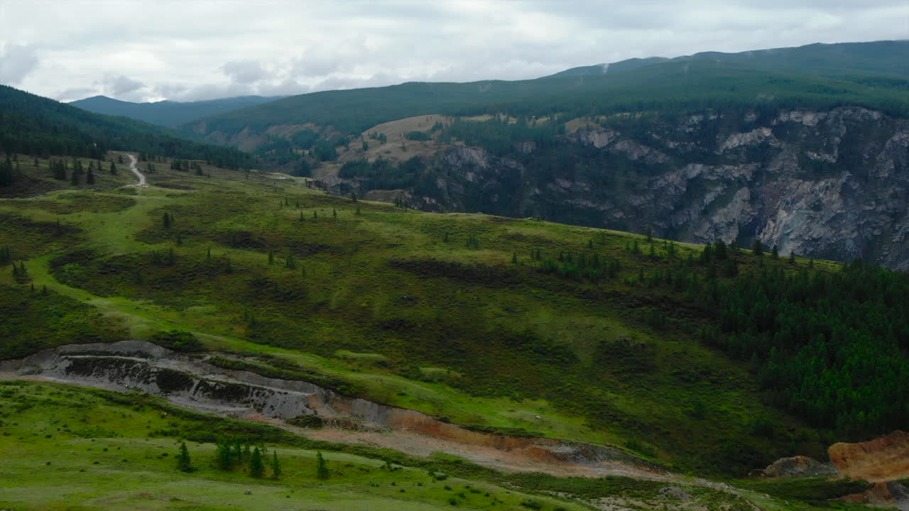 живописный пейзаж горной долины
