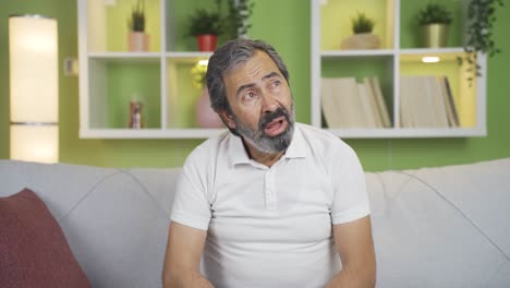 hombre maduro sentado solo en casa.