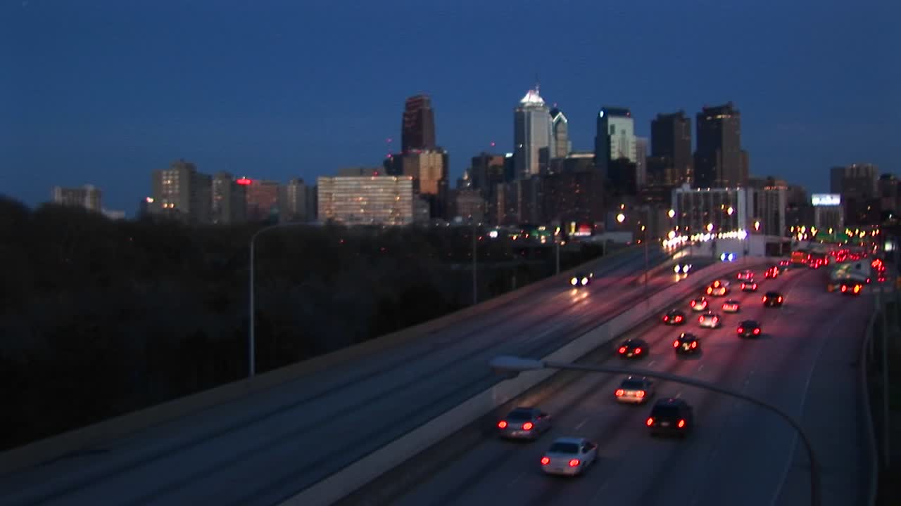 카메라는 밤에 시카고 시내로 들어오고 나가는 교통을 내려다보고 있습니다.
