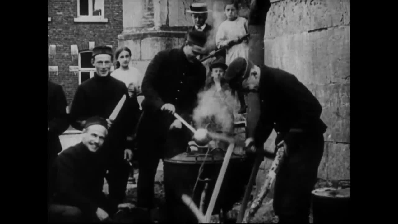 Soldati dalla Francia e dal Belgio consumano un pasto caldo nel 1913
