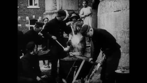 soldados de francia y bélgica comen una comida caliente en 1913