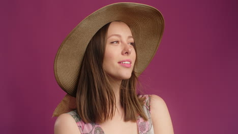 una mujer con un sombrero de paja.