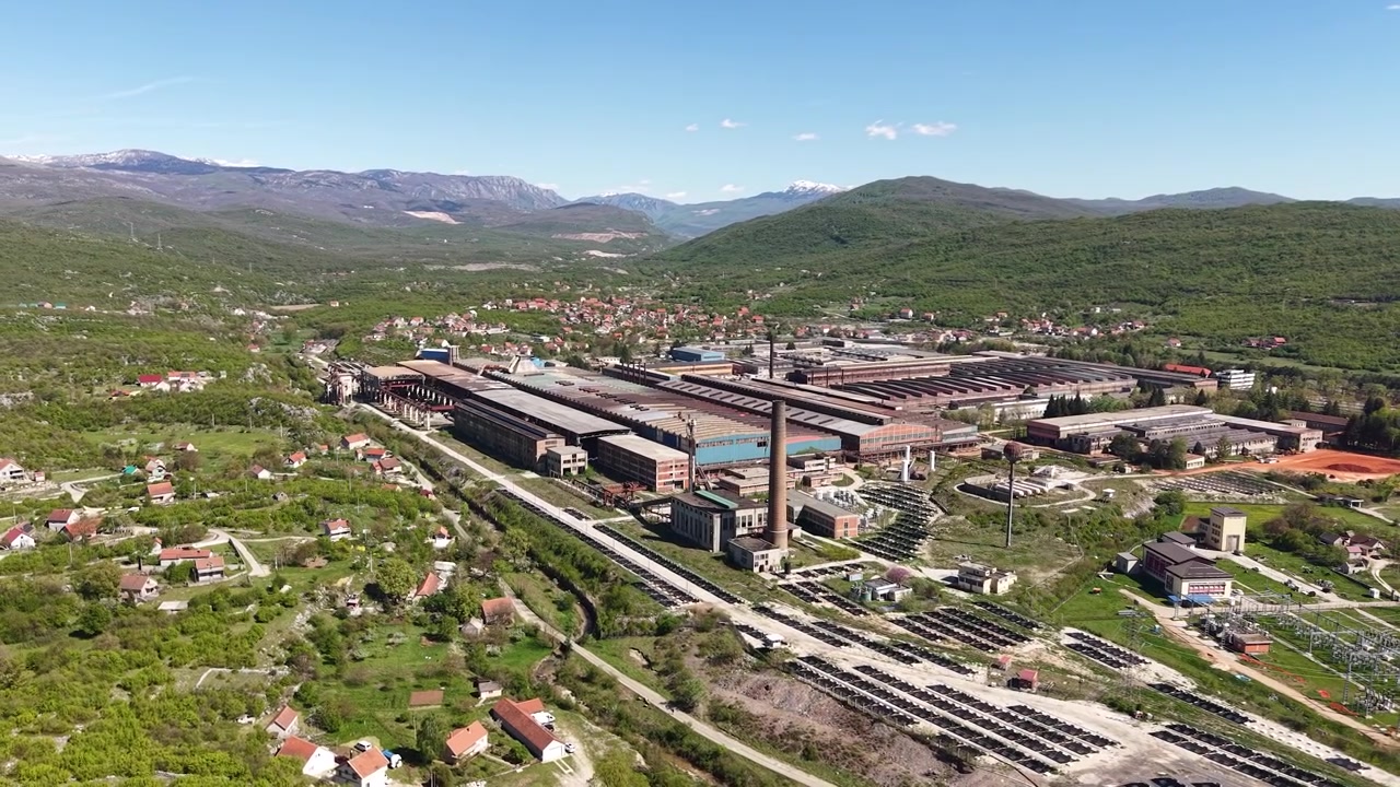 Vista Aérea da Antiga Siderúrgica de Niksic, Agora Empresa Governamental de Energia Solar, Montenegro