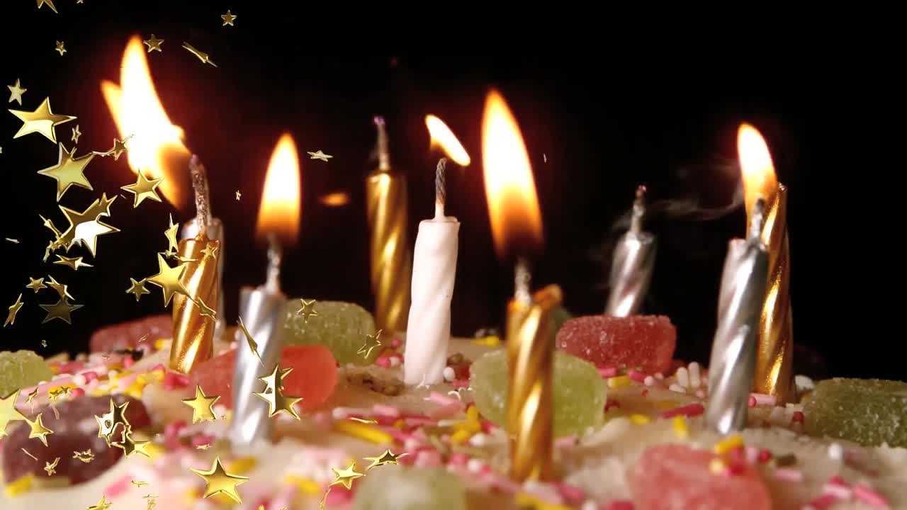 animación de pastel de cumpleaños y estrellas sobre fondo negro
