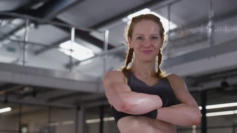 retrato de una mujer madura sonriente con ropa de fitness de pie en el gimnasio lista para hacer ejercicio 2