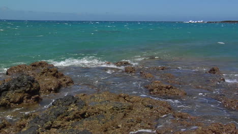 Pan-A-Través-De-Las-Olas-Del-Océano-Rompiendo-Contra-La-Costa-Volcánica