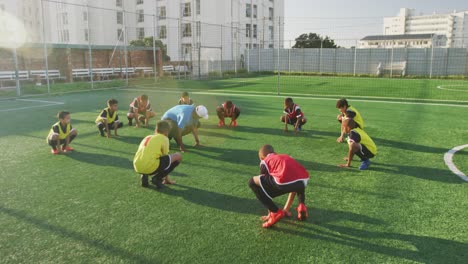 Fußballkinder-Trainieren-An-Einem-Sonnigen-Tag