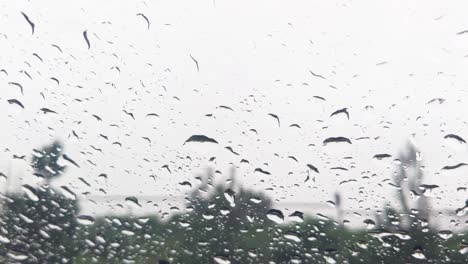 Cerca-De-Las-Gotas-De-Lluvia-En-La-Ventanilla-Del-Coche