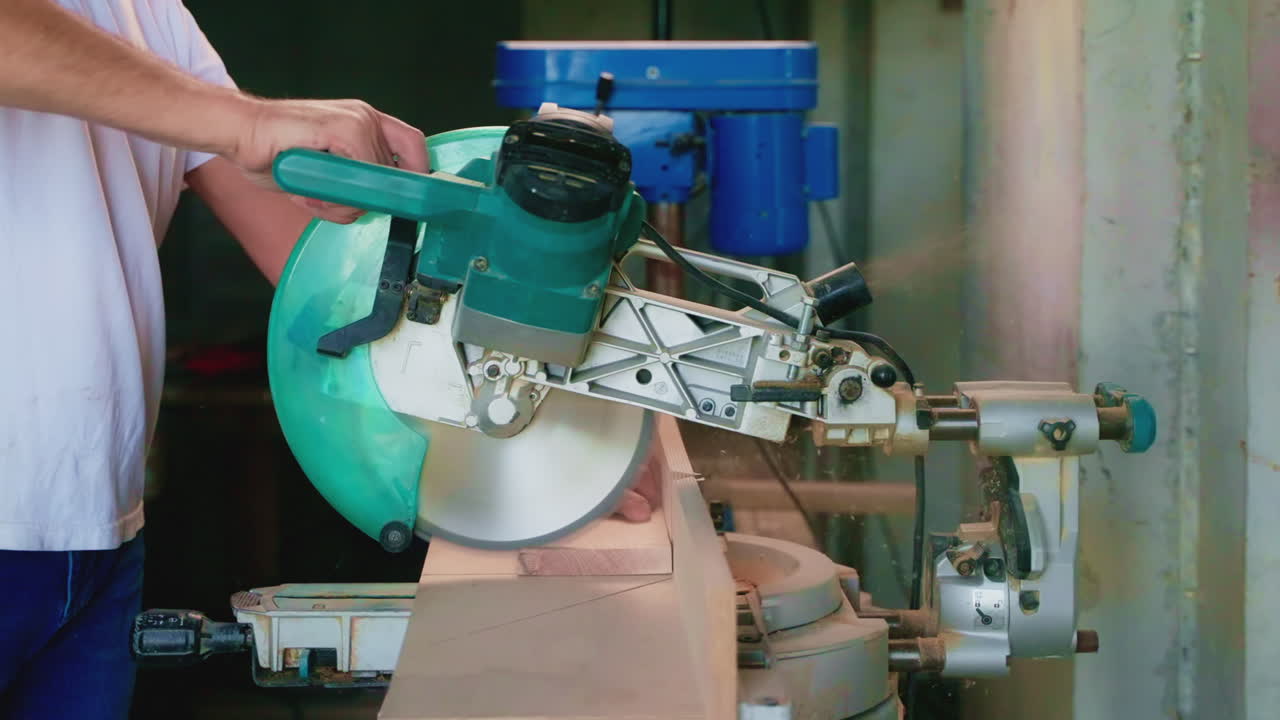 carpintero usando una sierra circular para cortar madera