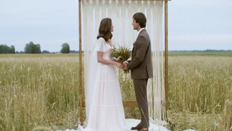 Pareja-Romántica-En-El-Campo-De-Otoño