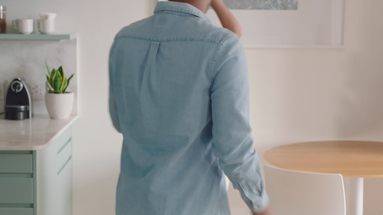 행복한 젊은 커플이 집에서 춤을 추고 재미있는 춤을 즐기고 즐겁게 축하합니다.