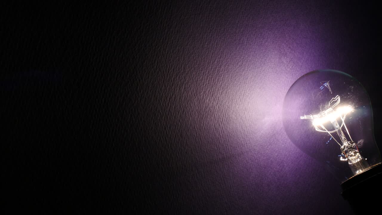 bombilla de color violeta