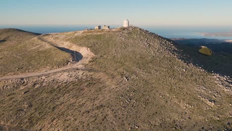 observatorio en la cima de una montaña con vistas al océano