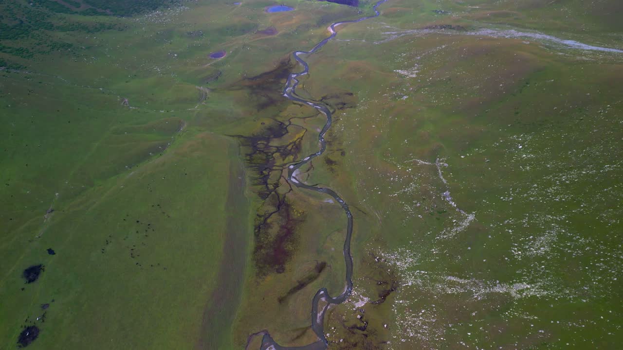 vista aérea de un río serpenteante en un paisaje verde