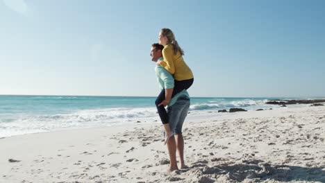 pareja enamorada disfrutando del tiempo libre en la playa juntos