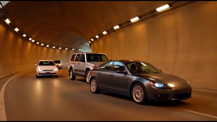 Coches conduciendo a través de un moderno túnel de montaña iluminado