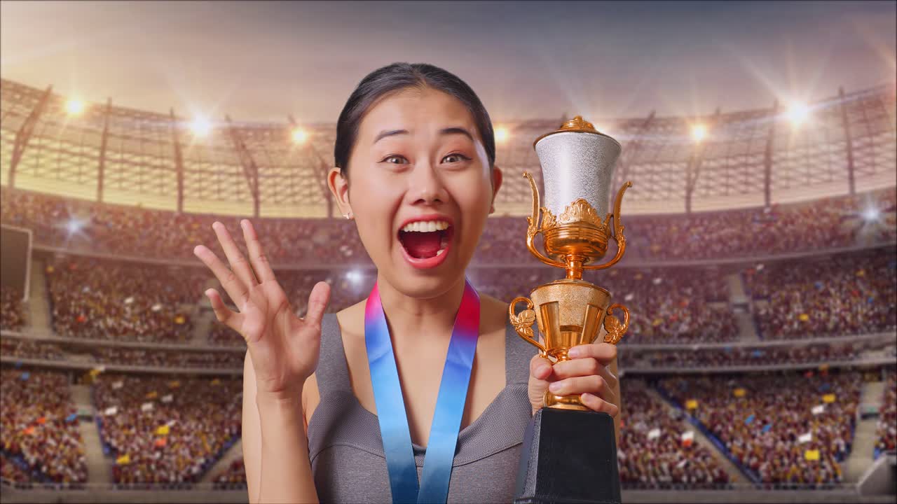 una mujer celebra la victoria con un trofeo en un estadio.
