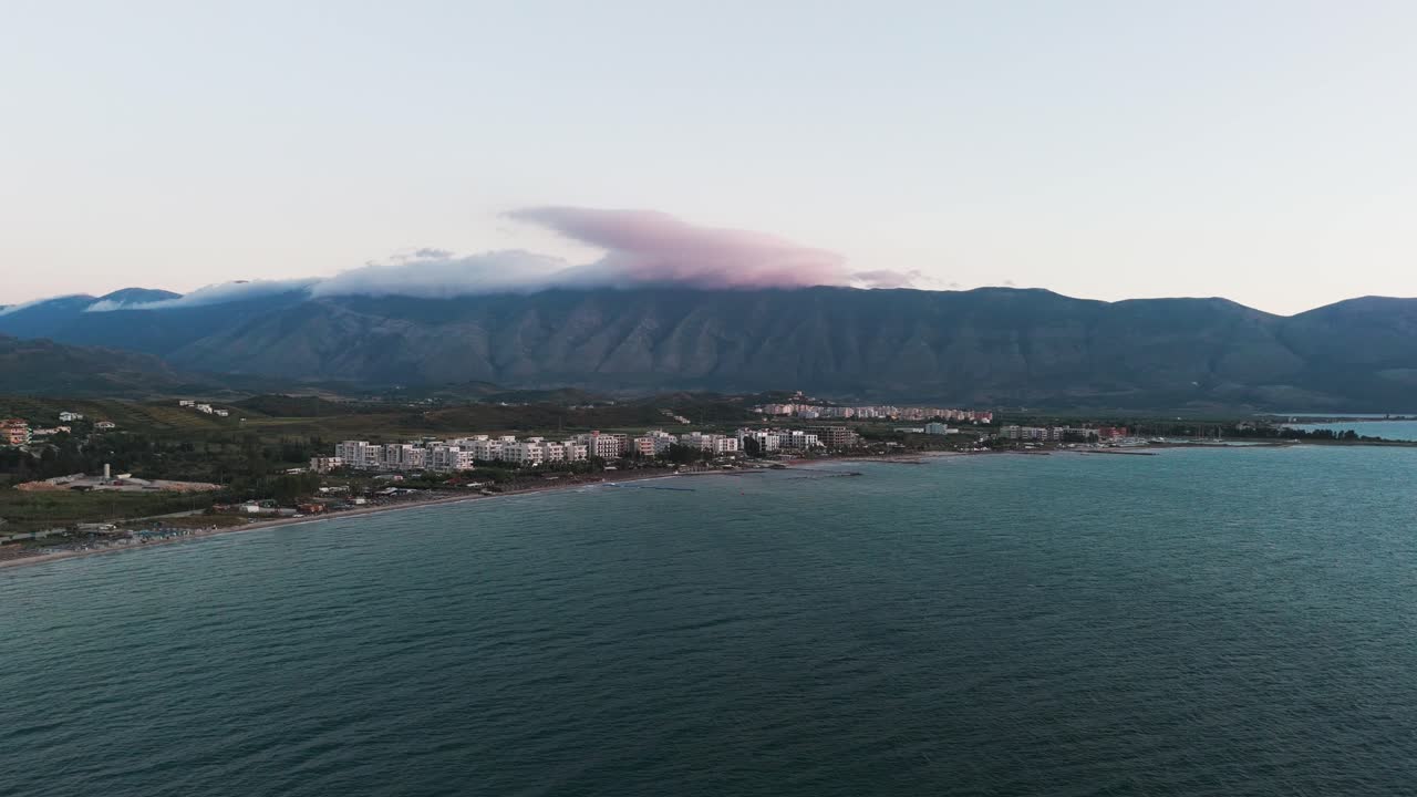 vista aérea de una pequeña aldea albanesa cerca de la costa del mar adriático