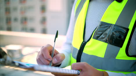 lista de verificación, escritura y clipboard con el hombre de seguridad