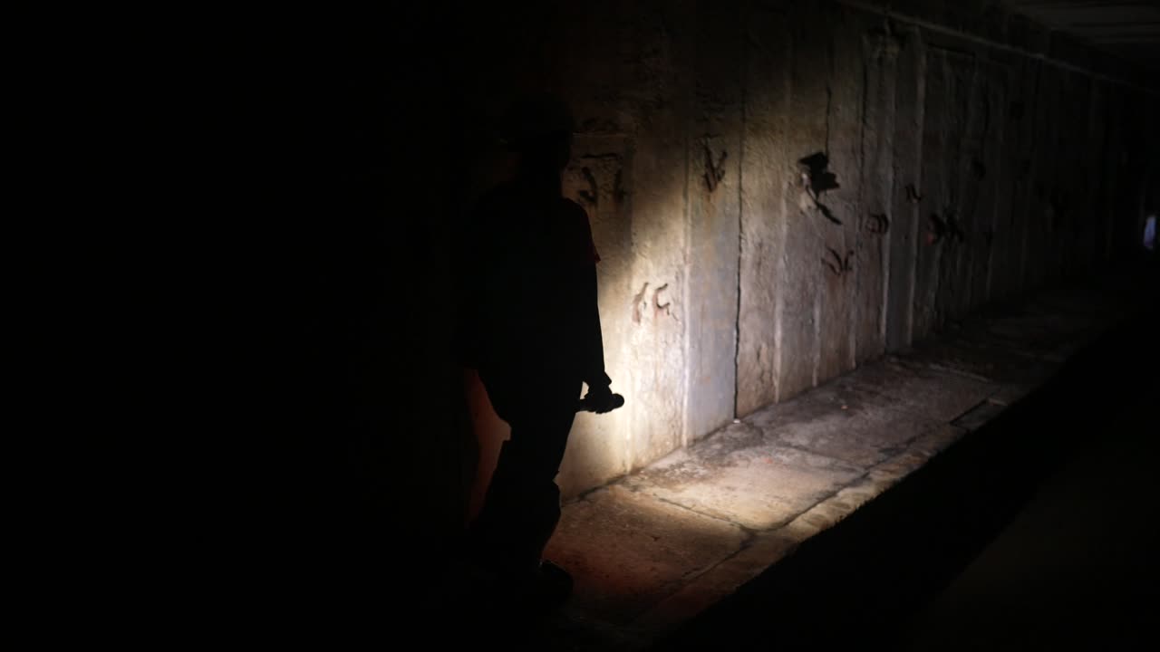 exploración de un túnel subterráneo