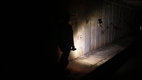exploración de un túnel subterráneo