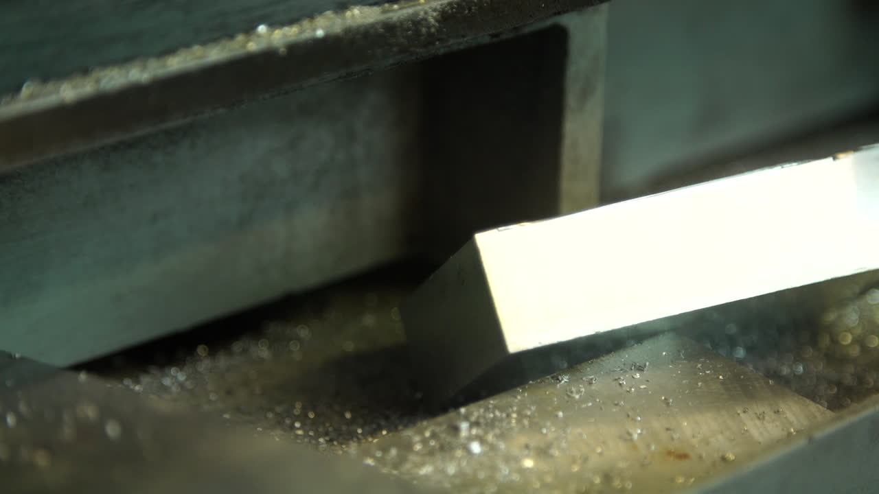 자동 금속 톱은 수공예 작업장에서 금속을 절단합니다.