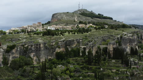 vista panorámica de la histórica ciudad amurallada de cuenca en españa durante el día