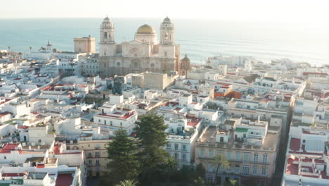 aéreo - catedral de cádiz en cádiz, andalucía, españa, tiro alto ascendente